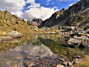 46 Nel Lago della paura si specchia anche il lontano Monte Corte